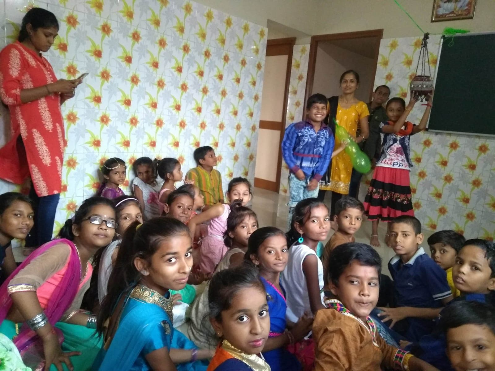 Paathshala students and teachers group photo