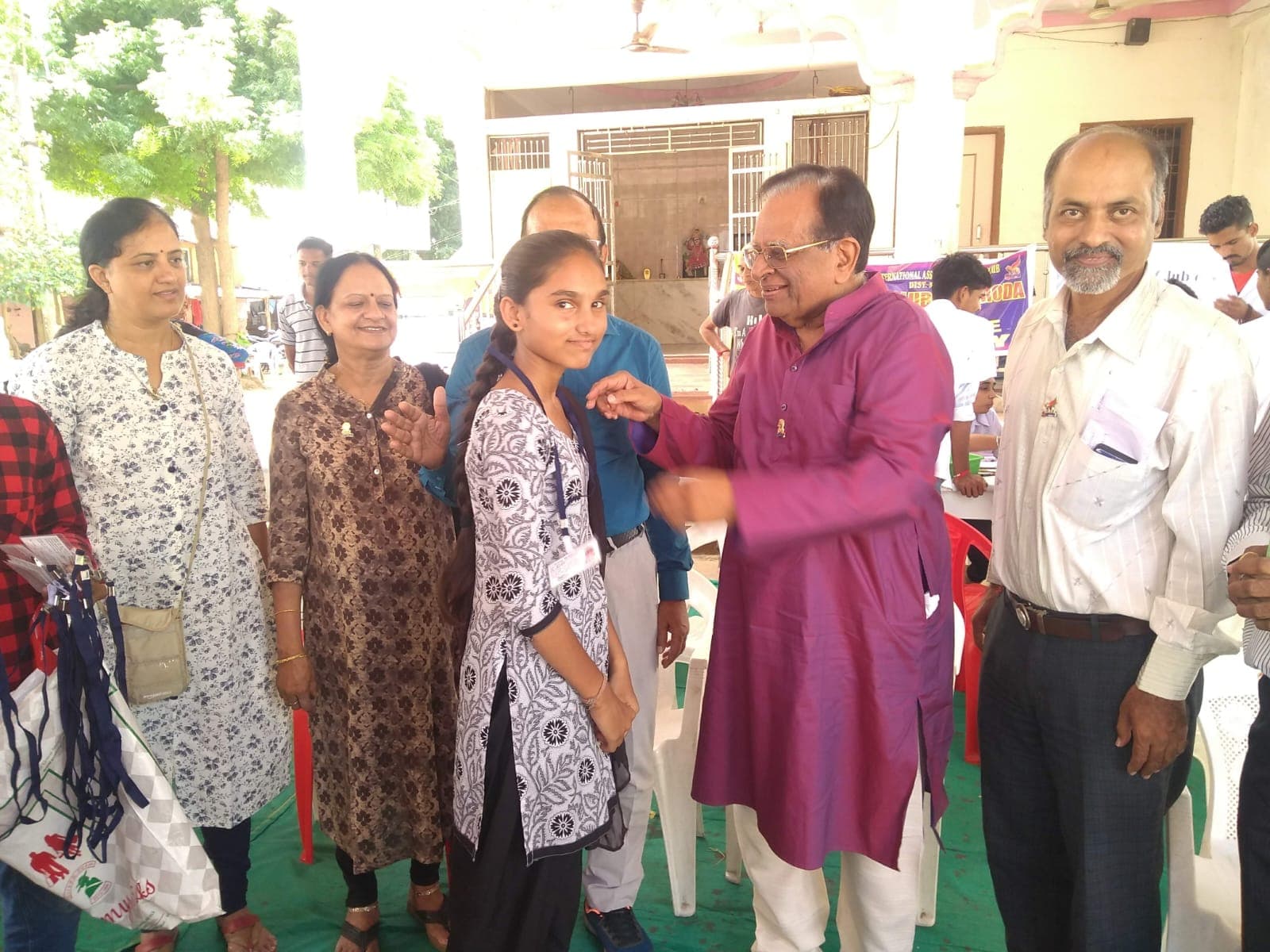 Paathshala student receiving appreciation from MJF Lion Ramesh Bhai Sah